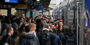 4e jour de grève des cheminots en gare de Lyon Part Dieu, à Paris, le 9 avril 2018