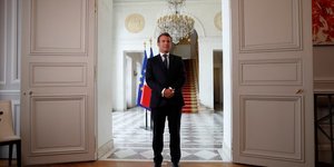 Coronavirus : Emmanuel Macron au palais de l'Élysée, après avoir assisté à une visioconférence internationale sur la vaccination