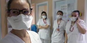 Coronavirus : une infirmire porte un masque FFP2 dans un hpital de Nice, le 5 mars 2020