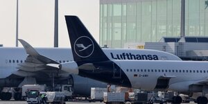 Des avions de la compagnie lufthansa sont vus sur le tarmac de l'aeroport international de munich
