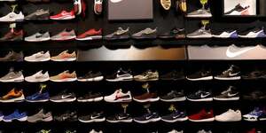 Des chaussures nike sont exposees dans un magasin d'articles de sport a new york