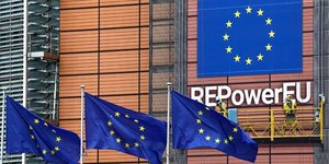Des drapeaux europeens flottent devant le siege de la commission europeenne a bruxelles
