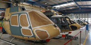 Des helicopteres legers de la famille h125/130 ecureuil (squirrel) sur la chaine de montage de l'usine airbus helicopters de marignane