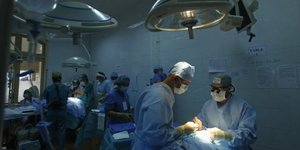Des médecins pratiquent une opération chirurgicale dans un hôpital