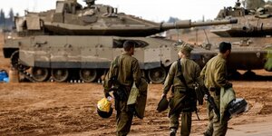 Des soldats israeliens passent devant des chars pres de la frontiere avec gaza