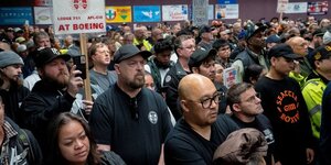 Des travailleurs de boeing de l'association internationale des machinistes et des travailleurs de l'aerospatiale district 751 assistent a un rassemblement dans leur salle syndicale lors d'une greve en cours a seattle