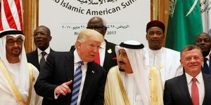 Donald Trump en compagnie des rois d'Arabie saoudite, et de Jordainie, ainsi que du prince d'Abu Dhabi, lors du sommet arabo-islamique - américain, à Riyadh, le 21 mai 2017.