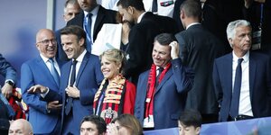 Emmanuel Macron et Éric Ciotti au Stade de France en mai 2022. À droite, Christian Estrosi et son épouse, Laura Tenoudji.
