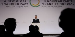 Emmanuel macron lors de la session d'ouverture du sommet du nouveau pacte financier mondial au palais brogniart a paris