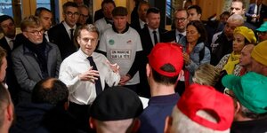 Emmanuel macron rencontre des agriculteurs manifestant avant l& 39 ouverture du salon de l& 39 agriculture a paris