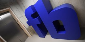 Facebook: profit et chiffre d'affaires depassent les attentes au 1er trimestre