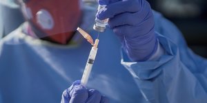 France: les 1eres doses du vaccin moderna livrees lundi, annonce le ministere de la sante