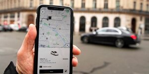 France: un "deal" entre uber et macron, alors a bercy, sur la licence vtc, selon le monde