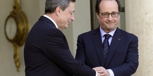 François Hollande aux côtés du président de la BCE Mario Draghi, à l'Éllysée en mars 2015