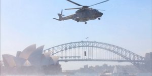 Hélicoptère naval d'Eurocopter survolant l'Opéra de Sidney