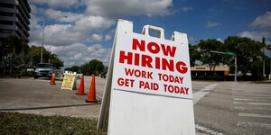 Illustration chômage / emploi / recrutement États-Unis : un panneau indique "Nous embauchons", à Miami, en Floride