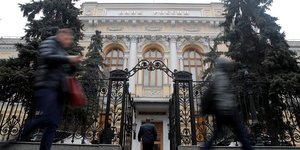 La banque centrale russe releve son taux directeur, veut contenir l'impact des sanctions