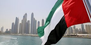 La france discute avec les emirats arabes unis pour remplacer le petrole russe, dit le maire