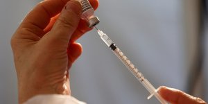 La france recoit ses premieres doses supplementaires de vaccin pfizer