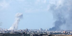 La fumee monte a gaza apres des frappes israeliennes