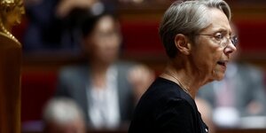 La premiere ministre francaise elisabeth borne prononce un discours a l'assemblee nationale