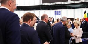 La présidente de la Commission, le 18 juillet au Parlement européen, félicitée après sa réelection.