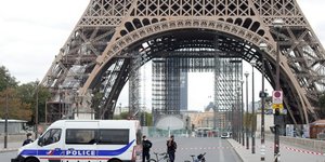 La tour eiffel evacuee apres une alerte a la bombe, rapporte bfm