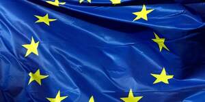 Le drapeau de l& 39 union europeenne flotte devant le siege de la commission europeenne a bruxelles