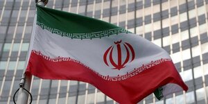Le drapeau iranien flotte devant le siege de l'agence internationale de l'energie atomique (aiea)