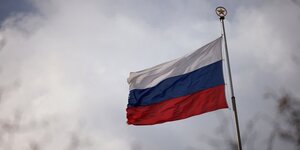 Le drapeau national de la russie flotte au sommet de l'ambassade russe a berlin