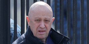 Le fondateur du groupe mercenaire prive wagner quitte un cimetiere avant les funerailles d'un blogueur militaire russe