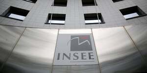 Le logo de l& 39 insee institut national de la statistique et des etudes economiques sur un immeuble de bureaux