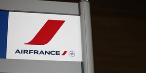 Le logo de la compagnie aerienne air france a l'aeroport paris charles de gaulle