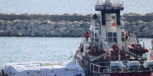 Le navire open arms quitte le port de larnaca avec de l& 39 aide humanitaire pour gaza