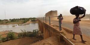 Le pont enjambant la riviEre FalEmE entre les villes de Kidira au SEnEgal et la ville jumelle de Diboli au Mali qui dElimite la frontiEre avec le SEnEgal.