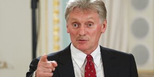 Le porte-parole du kremlin, dmitri peskov, s& 39 adresse aux medias a saint-petersbourg