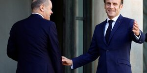 Le president francais emmanuel macron accueille le chancelier allemand olaf scholz  a l'elysee a paris