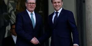 Le president francais emmanuel macron accueille le premier ministre britannique keir starmer au palais de l'elysee a paris
