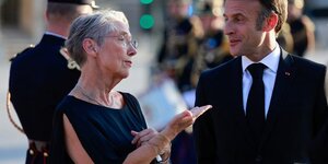 Le president francais emmanuel macron et la premiere ministre elisabeth borne arrivent au louvre a paris