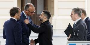Le president ukrainien volodimir zelensky serre la main du chancelier allemand friedrich merz apres une conference de presse conjointe a kyiv, en ukraine