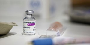 Le vaccin astrazeneca deconseille par l'ema aux personnes atteintes d'une maladie sanguine rare