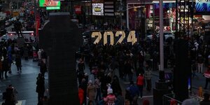 Les chiffres "2024" arrivent pour les celebrations du reveillon du nouvel an 2024 a times square, a new york.