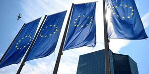 Les drapeaux de l& 39 ue flottent devant le siege de la banque centrale europeenne bce a francfort, en allemagne