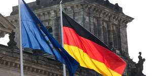 Les drapeaux de l'union europeenne et de l'allemagne flottent devant le batiment du reichstag, siege du parlement allemand, le bundestag, a berlin