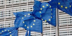Les drapeaux de l'union europeenne flottent devant le siege de la commission europeenne a bruxelles, en belgique