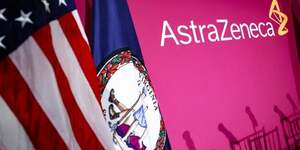 Les drapeaux des etats-unis et de l& 39 etat de virginie se trouvent a cote du logo d& 39 astrazeneca a washington, d.c.