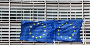 Les drapeaux europeens flottent devant le siege de la commission europeenne a bruxelles