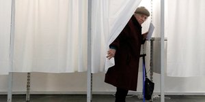 Les hongrois aux urnes pour dire si orban peut rester au pouvoir