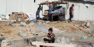 Les palestiniens se preparent a fuir rafah apres que les forces israeliennes ont lance une operation terrestre et aerienne dans la partie est de gaza