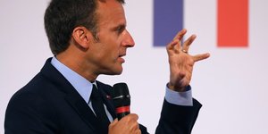 Macron en russie pour le match retour face a poutine